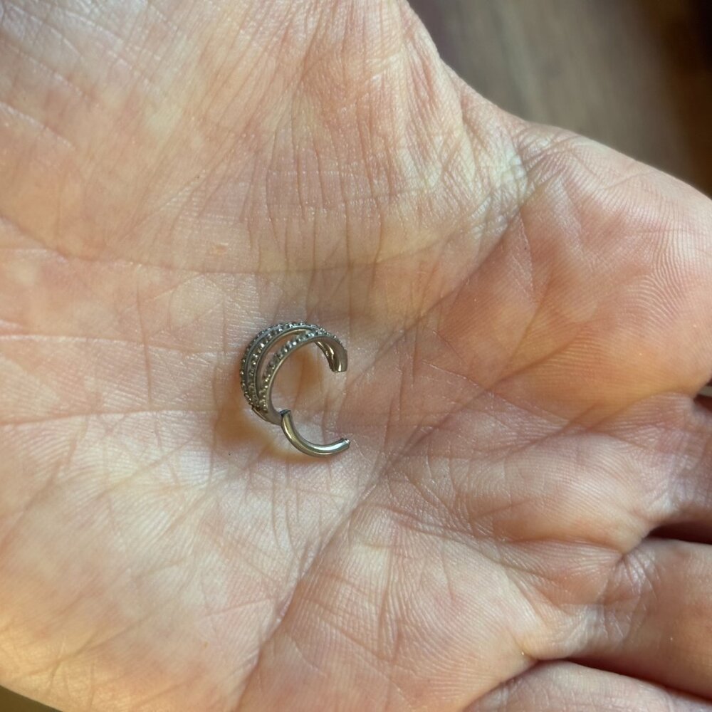 Titanium earring - Picture 3 of 4